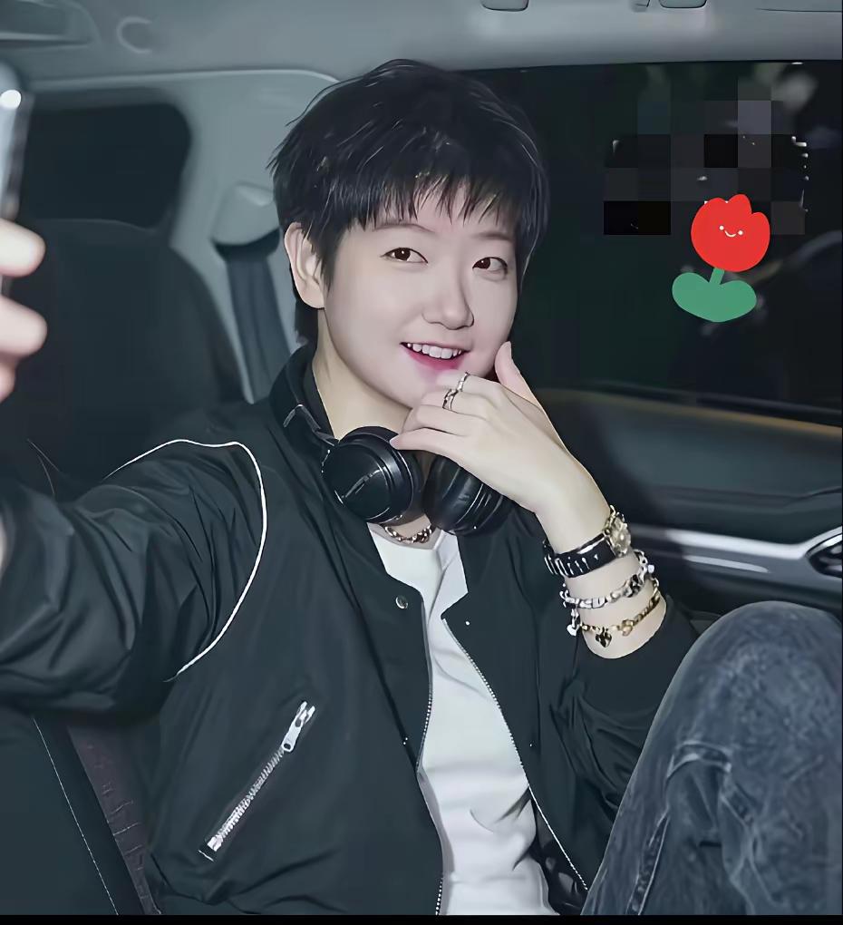 哇噻一片
让人惊叹！
这发型酷的
这手链拽的
都成一朵花了！

希望莎莎
如沐春