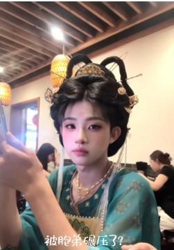 姐弟俩一同换上雅致汉服出门打卡，本来是一场仙气满满的国风合照，谁知道直接被弟弟的