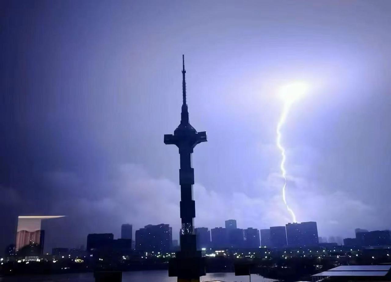 闪电劈中城市之巅的瞬间✨ 天空撕开一道银裂⚡️