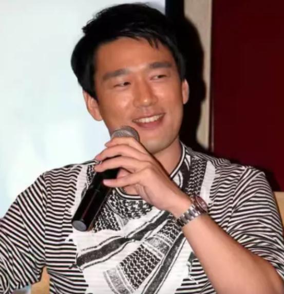 当年，王耀庆为了打游戏4个月不出门，买8台电脑，20个账号，可是女房东收租时，他