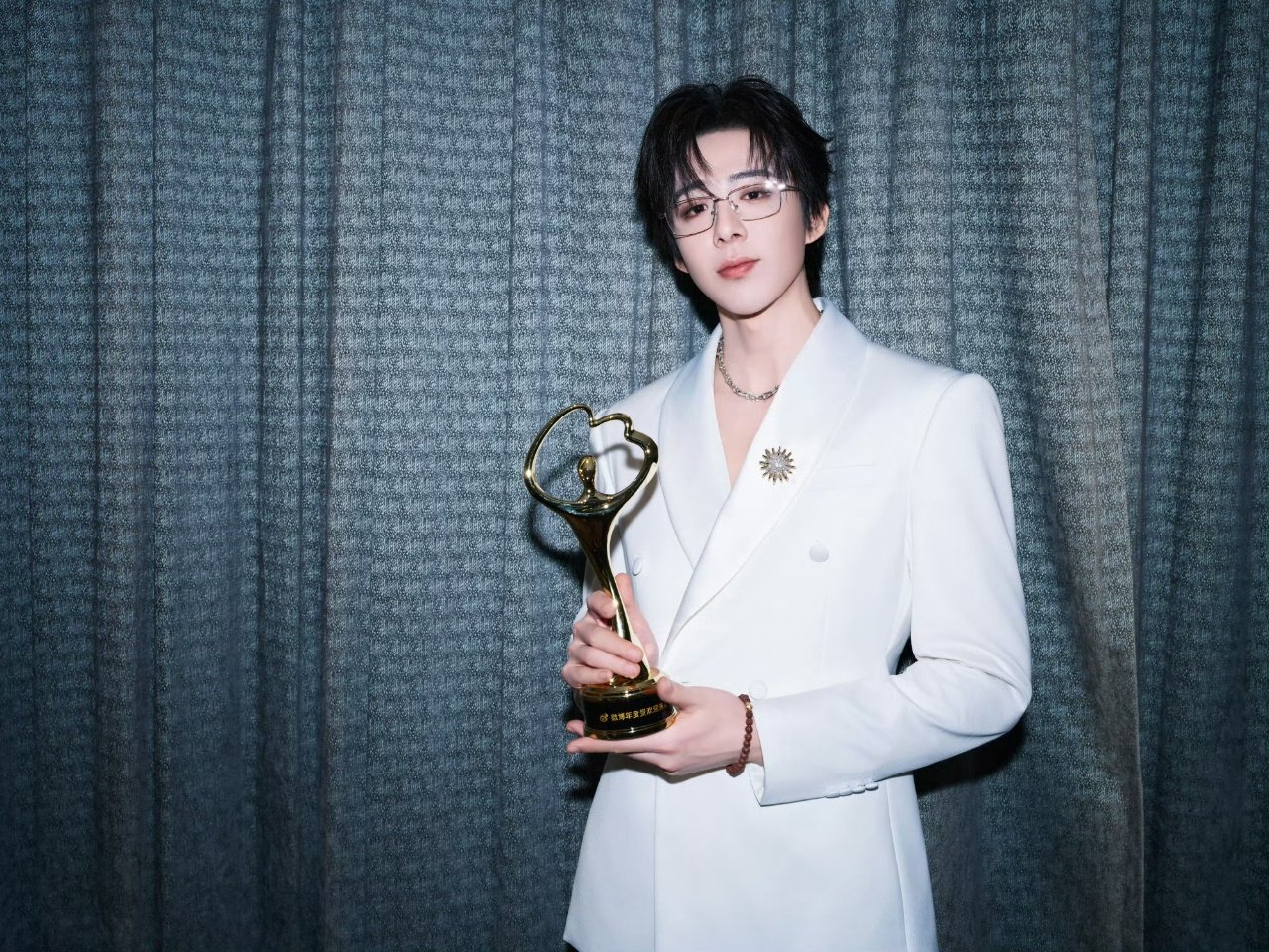 刘宇宁又在飞机上撞头了 背影都能看出超绝身高，结果下一秒就撞头，刘宇宁的反差也太