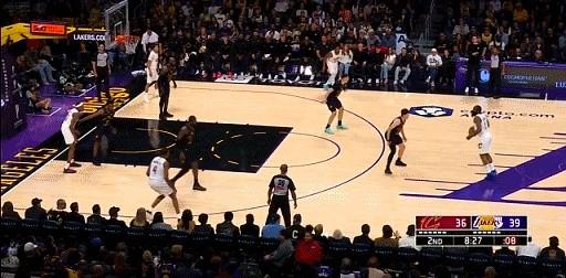 看老詹回克利夫兰打球，我这心里总有点恍惚，像是看最熟悉的陌生人。
就第二节那两下