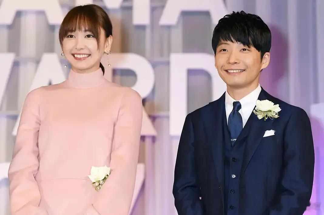 他俩人笑起来一模一样了  怎么星野源怎么看起来又矮又丑…… 