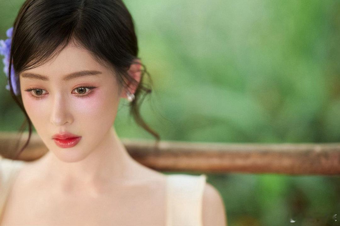 张天爱版纳限定妆是自己化的 张天爱这版纳限定妆也太绝了！自己化的还这么美，人比花