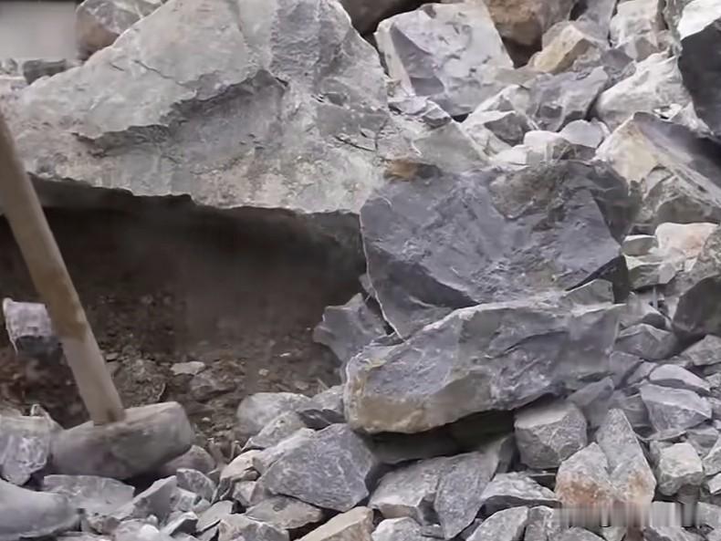 大家有没有发现，这种用水泥和石头砌墙的工艺现在基本上消失了，记得小时候坐火车的时