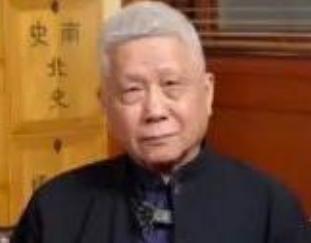 马未都直言许多影视剧的文物道具“太假，看了让人难过”，质量差且缺乏美感。因此他计