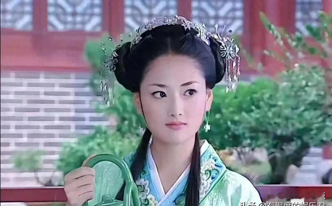 脸熟得像邻居，名字却总想不起来，她到底是谁？
她演了58部戏，26年没一条绯闻，