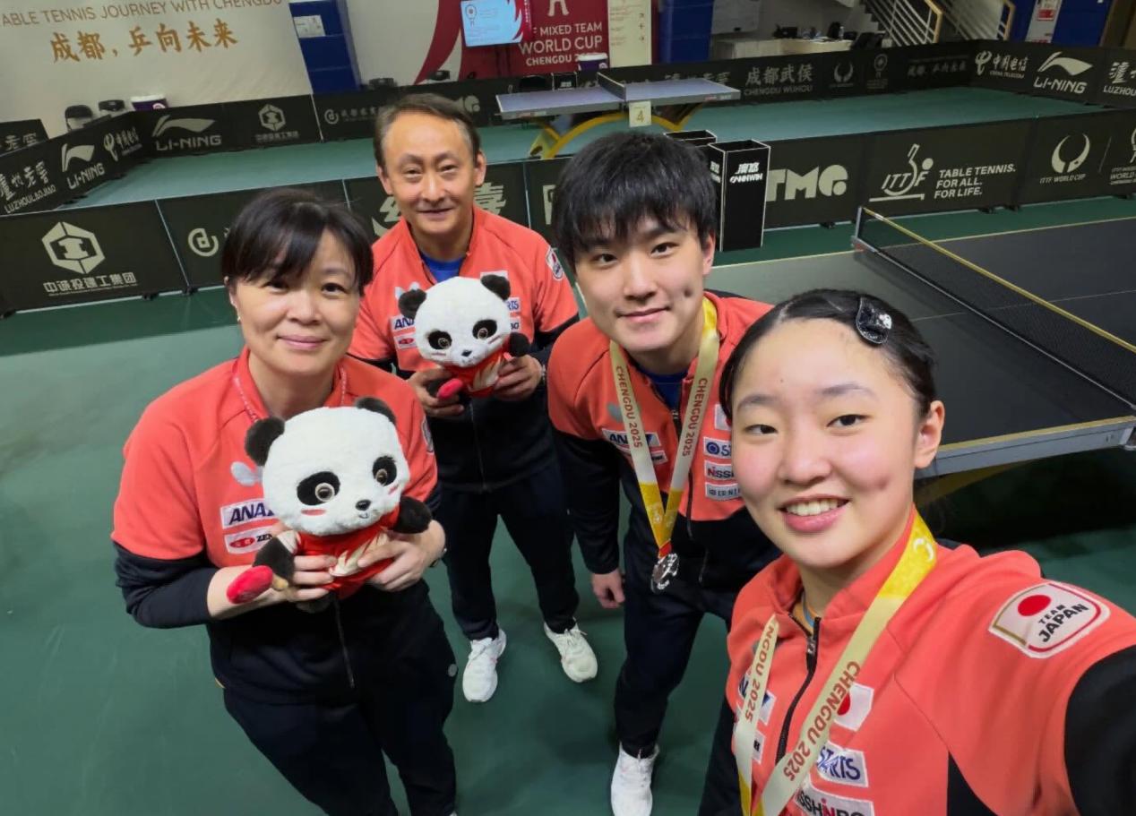 张本宇做梦都不会想到，
王励勤的一个动作，
彻底拯救了张本一家，

乒超联赛激战