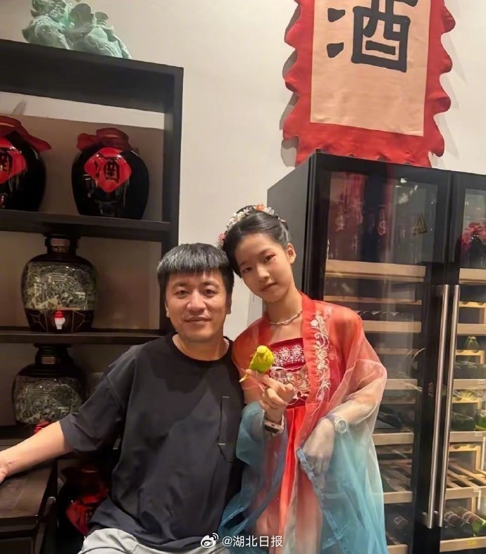 3月26日，张雪峰11岁的女儿张姩菡在主持人沈南的悼念视频下留言回应：“谢谢叔叔