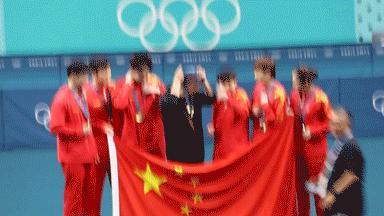 相亲相爱的一家人！乒乓球队的这个画面太欢乐啦！
同时戴着五块金牌的刘国梁，简直不