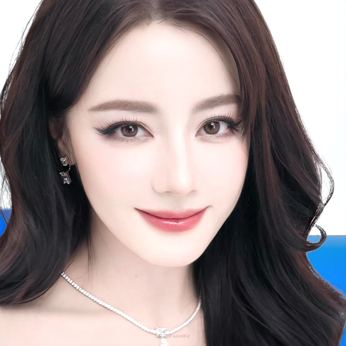 迪丽热巴路虎卫士全驭代言人迪丽热巴 dlrb 热巴开卫士 dlrb 迪丽热巴卫蓝