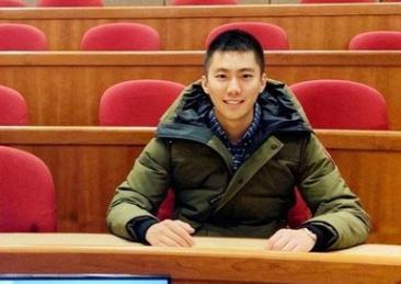 “拦住他，别放他走！”美国坚决不让他回国，试图用强硬的手段阻止，甚至扬言放狠话：