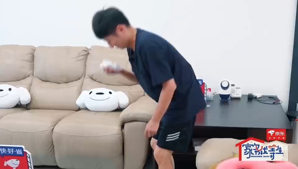 #李维嘉定向洁癖#嘉哥这真的是洁癖吗，一边让朋友擦鞋底一边给狗收拾便便，果然人的