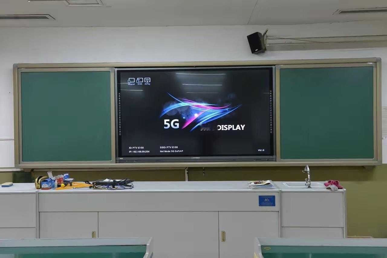 女子将家中电视背景墙装成教室黑板确实挺好的，有创意又很实用
孩子在家里写写画画是