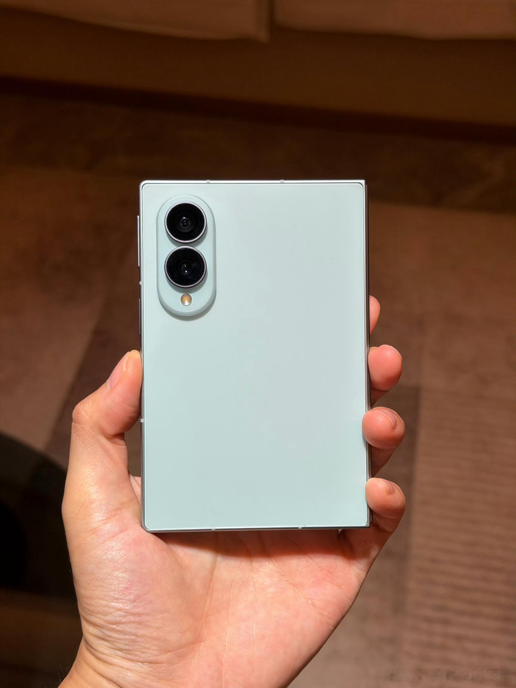 三星 Galaxy Z Fold8 阔折叠春野绿大家觉得好看不？