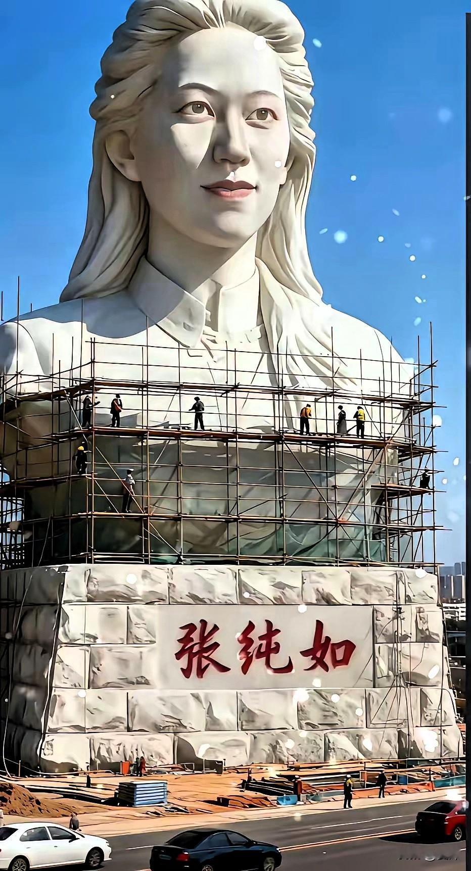 蓝天白云下，一座巨大的张纯如半身雕像正在紧锣密鼓地施工中。工人们站在高耸的脚手架