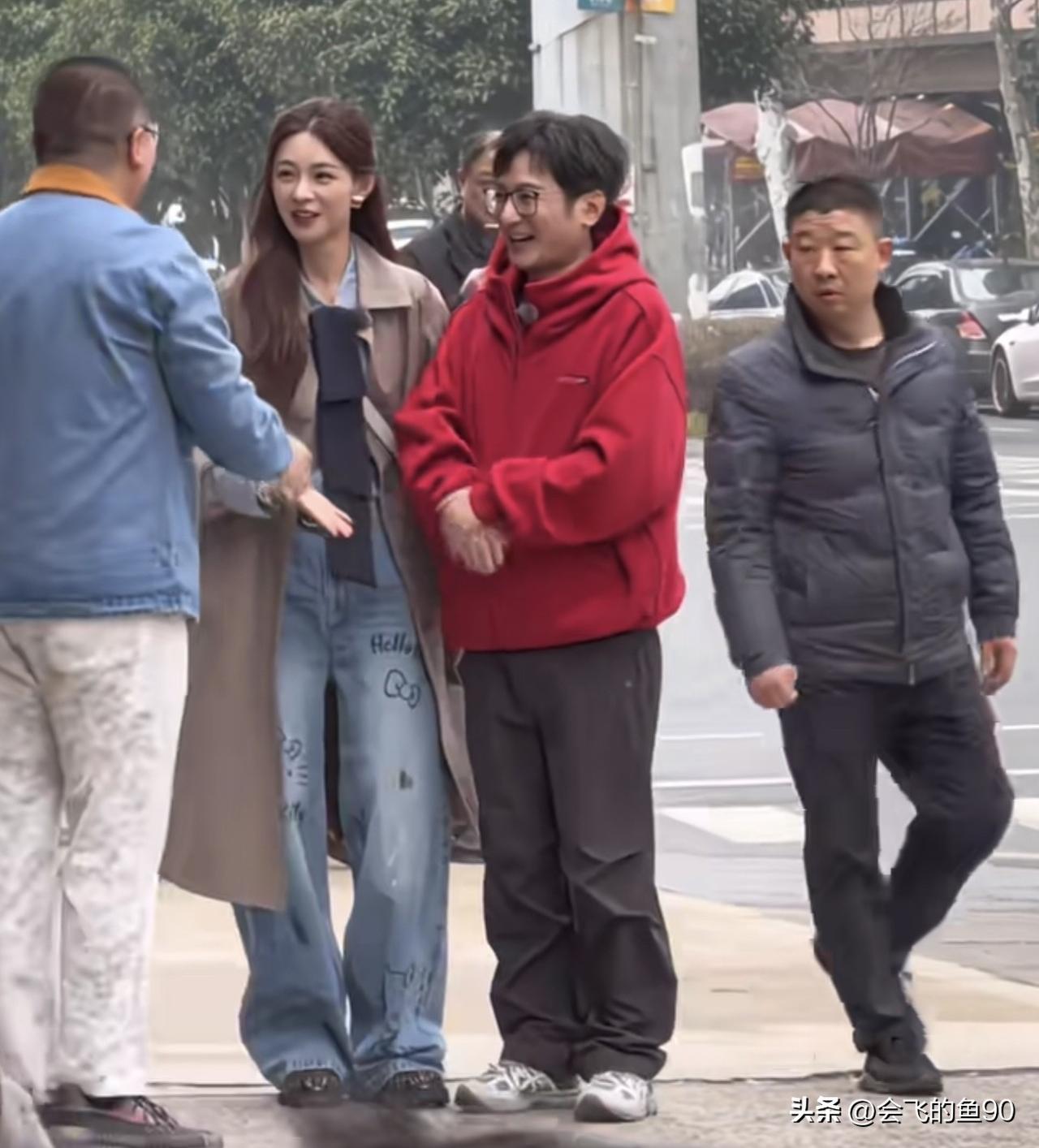 李维嘉模样还是没变，为啥感觉越来越矮了呢？近日，李维嘉和沈梦辰，被拍到一起去面馆