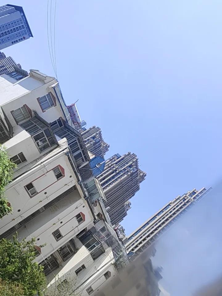 云南天空总是蓝蓝的，这和它的地理环境有关。云南海拔较高，空气相对稀薄、洁净，尘埃