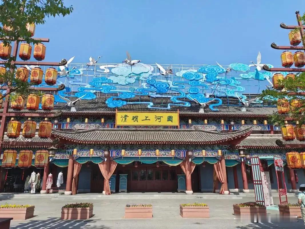 AI来袭、短剧爆火，横店凭什么屹立不倒
 
 
谁能想到，曾经称霸横屏影视几十年