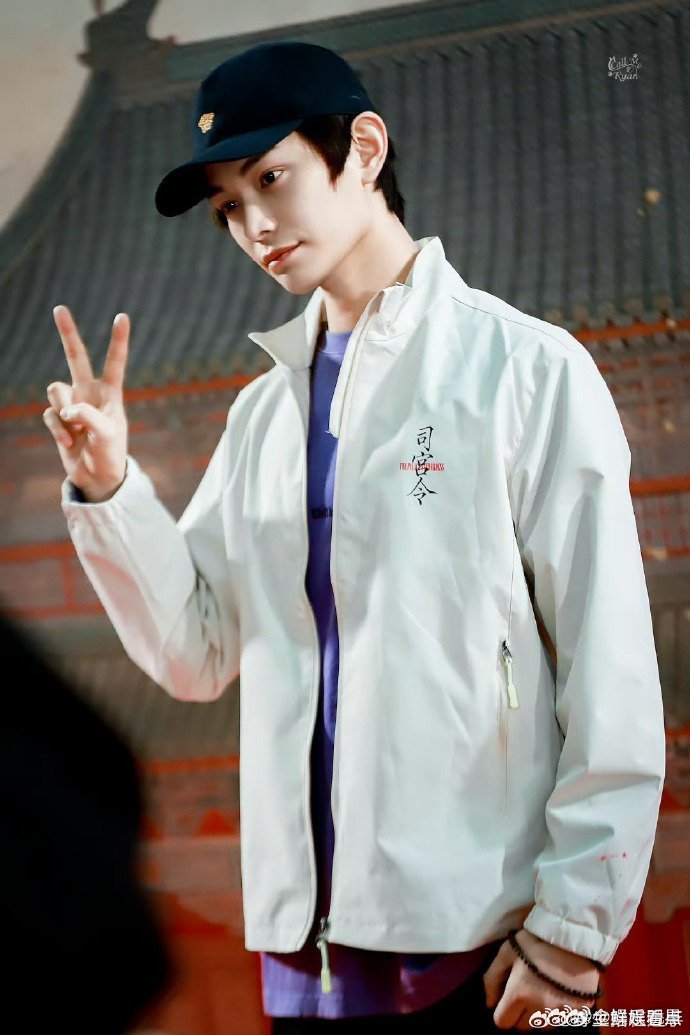 司宫令路透司宫令丁禹兮宋祖儿开机路透新鲜出炉，顺毛白衣清爽有型，宋祖儿元气满满，