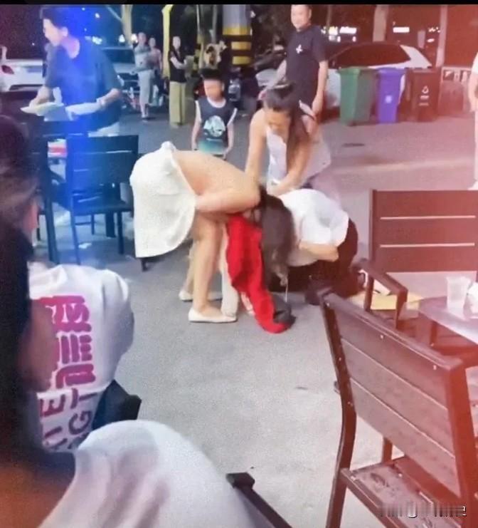 朋友背叛了丈夫，跟一个比她大十几岁的人有了关系。这个男人在经济条件和外貌上都远超