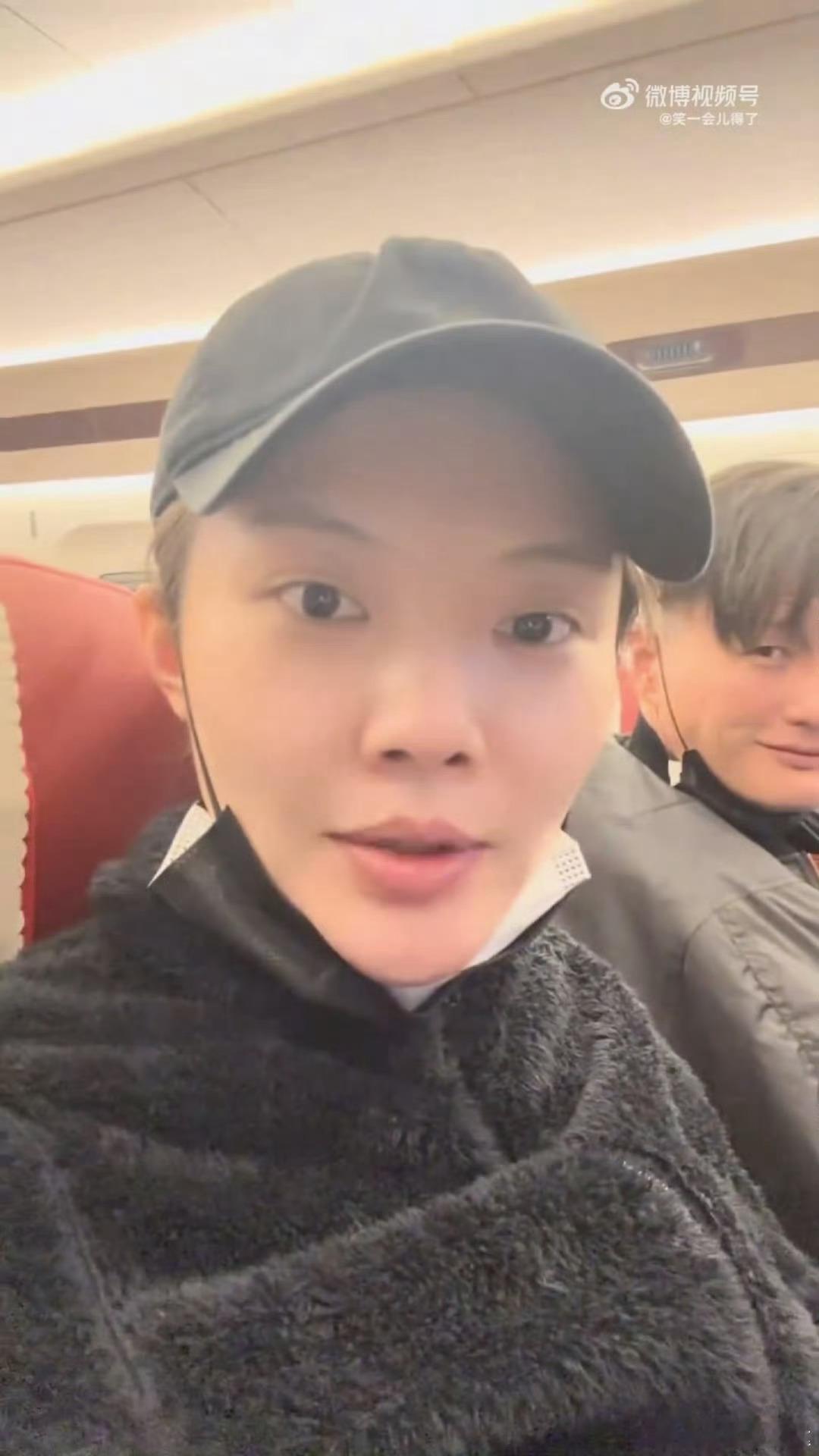 尹子维跟徐冬冬官宣后状态 尹子维徐冬冬官宣后超甜！坐身旁刷婚纱照超爱，冬冬忙没胃