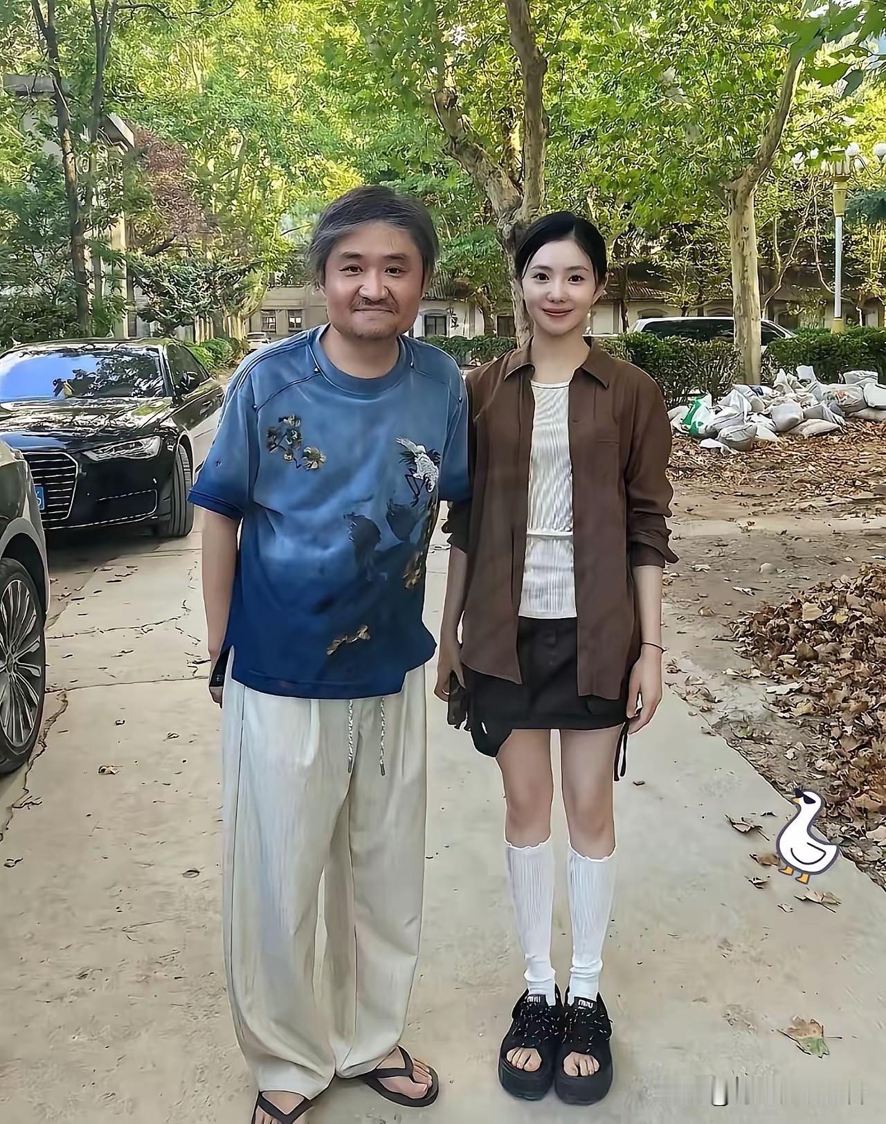 刘浩存这是穿袜子了吗？感觉这种露着脚丫，护着腿的穿搭挺健康，至少小腿不受凉。
