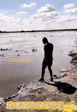 盛夏的傍晚，村里人都泡在湖水里降温，这位村民也抵不过炎热的天气，他选了一处偏僻的