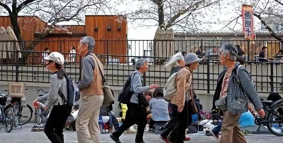 中国死亡人口已经连续5年超过一千万，中国社会正在经历前所未有的人口结构转变，人口