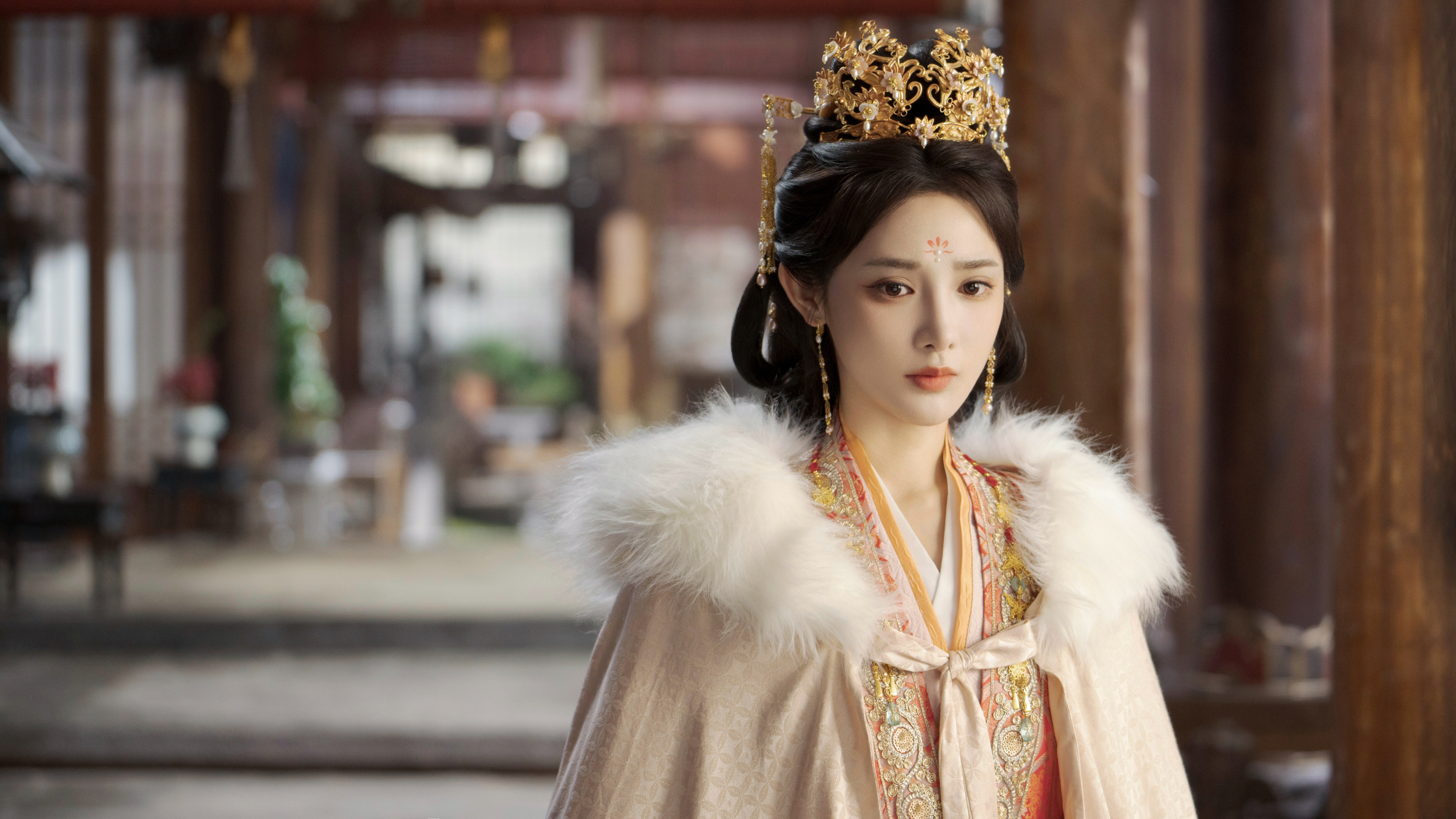 这套不是红衣但也挺好看的哦 《凤凰台上》凌苍苍☽ 剧照-黄衣+斗篷 