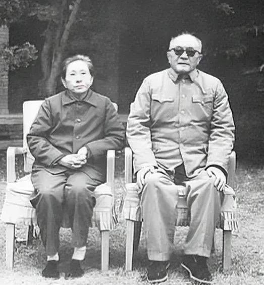 1952年，黄克诚的岳父贩卖鸦片，被判死刑，行刑前，黄克诚找到了负责此案的干部，