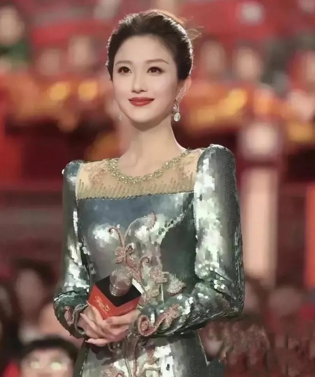 央视春晚一夜出圈！2026年央视春晚主会场，全网目光聚焦舞台中央。39岁的刘心悦