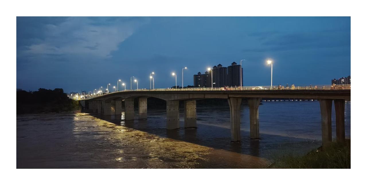 夜里走到江边，看见大桥太美了，就随手拍了一张。