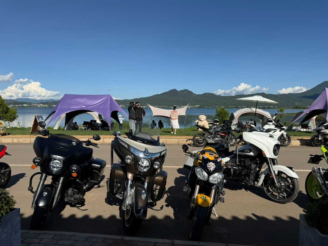 又来丽江了这次试驾开到文海来，风景不错下午又去了拉市海，很多摩友，这三台印第安可
