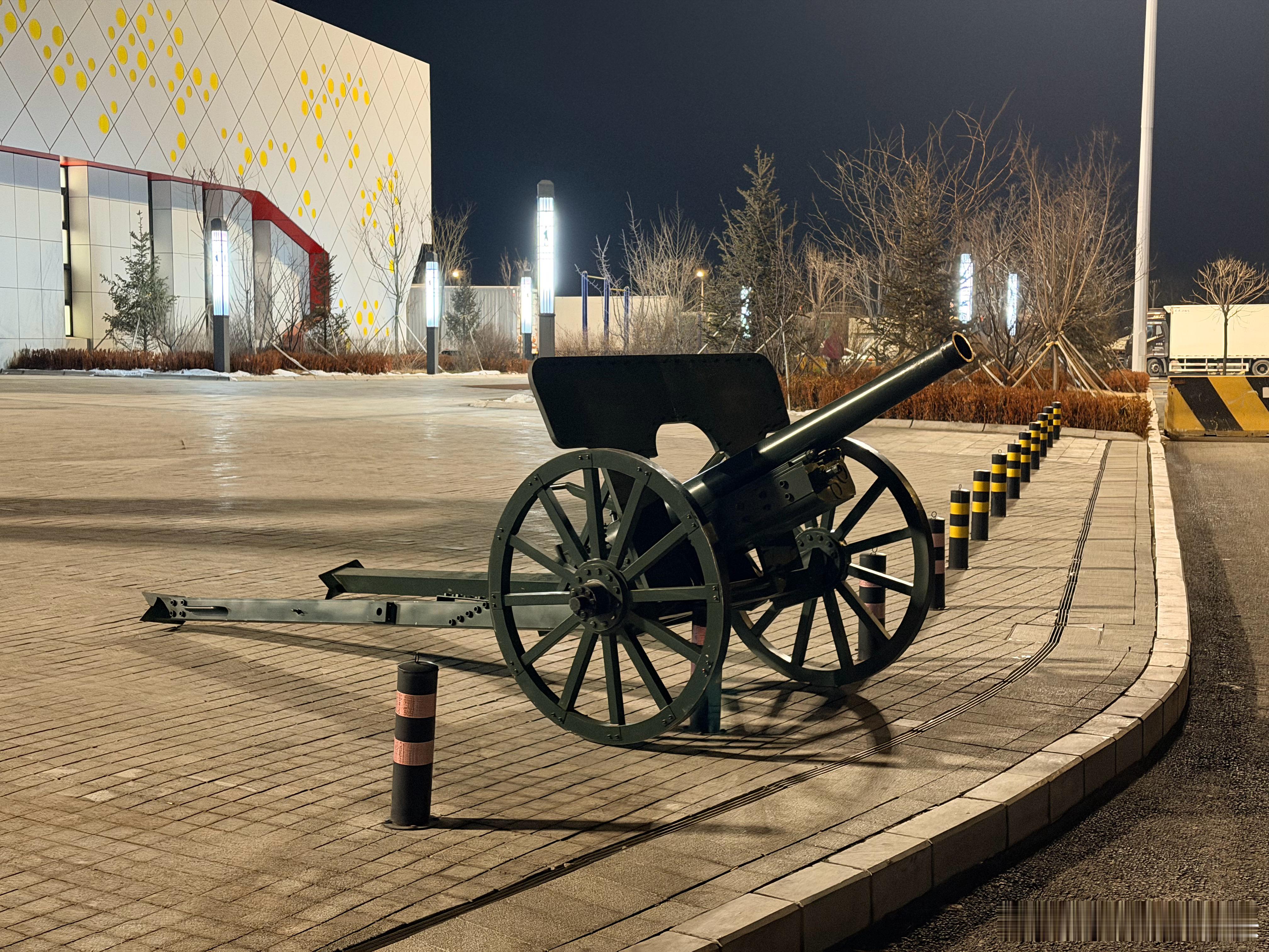 不愧是塔山，服务区都摆了两门步兵炮我对塔山的最深刻记忆也是那句“我不要伤亡数字，