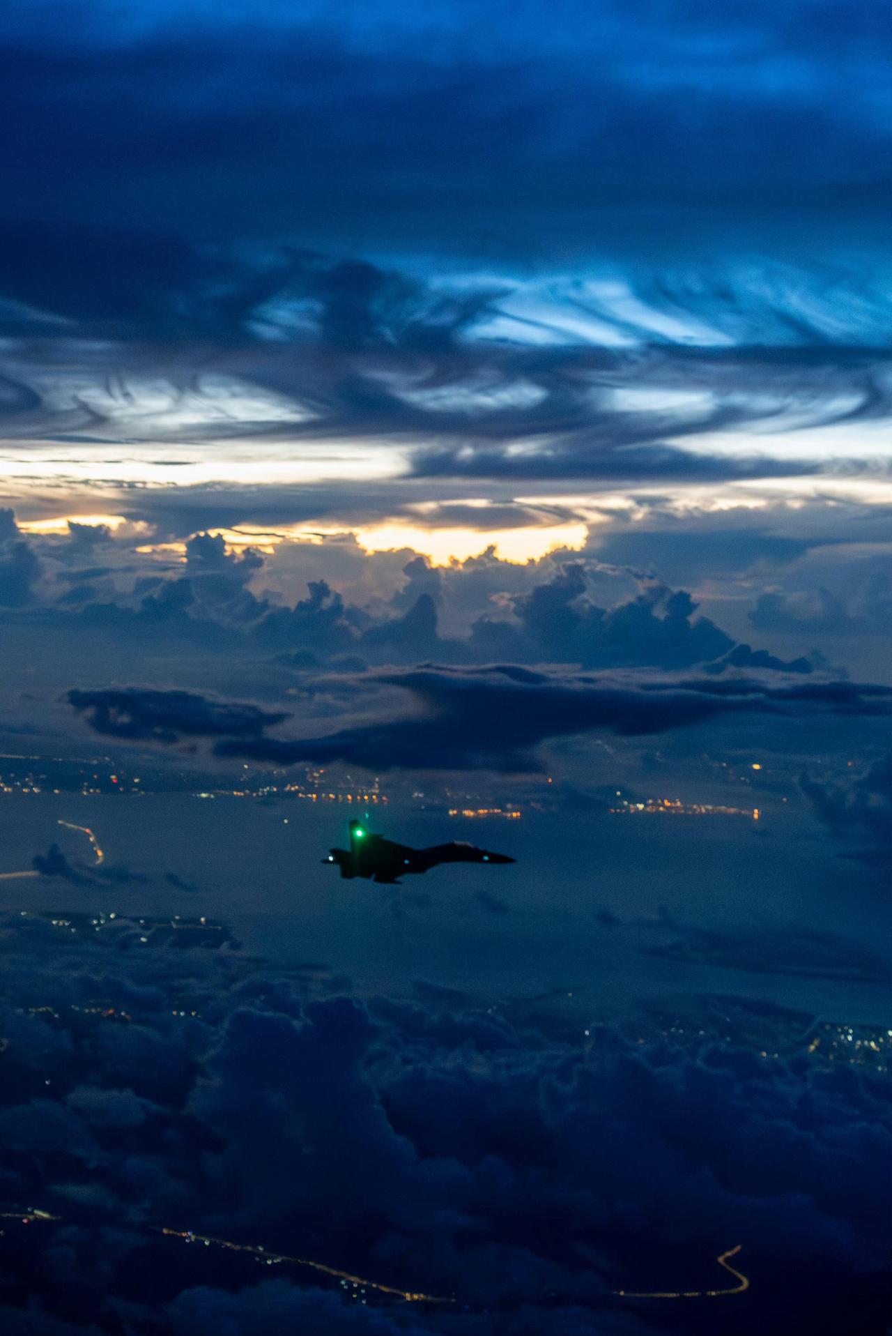 看样子，我们南部战区的飞行员们这是又凯旋归来了，否则不会轻易发这种文案。

只是