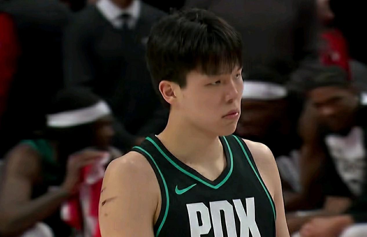 末节仅仅登场2分15秒，杨瀚森抓住机会，2分1篮板展现态度！
 
在开拓者客场9