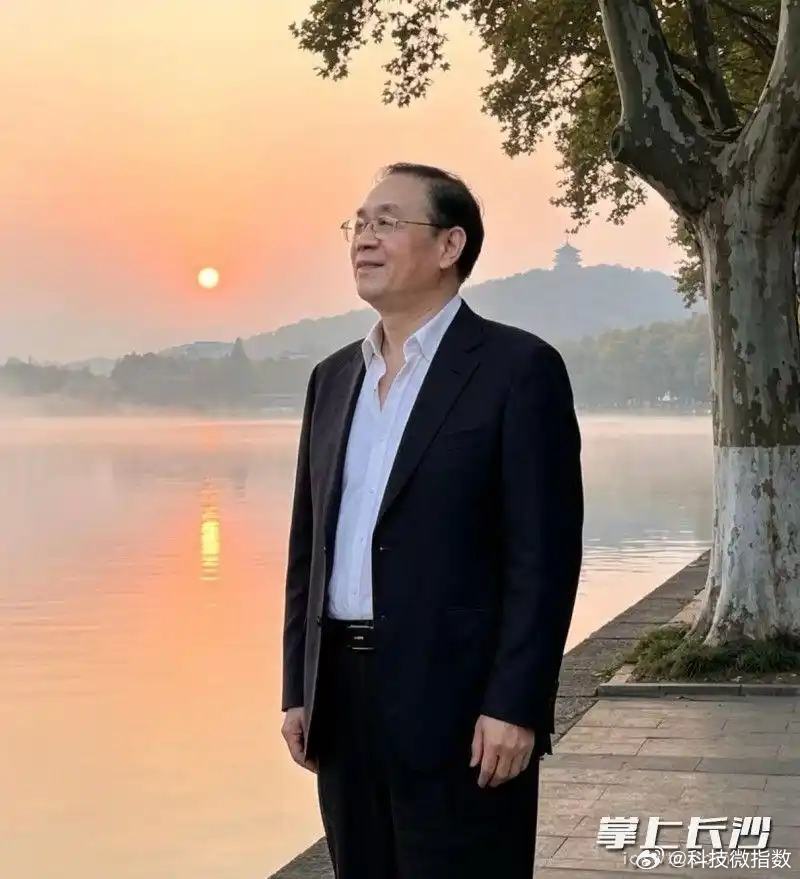 长沙67岁大爷写的情歌获十万留言点唱破圈 近日，长沙67岁退休大爷写的情歌全网破