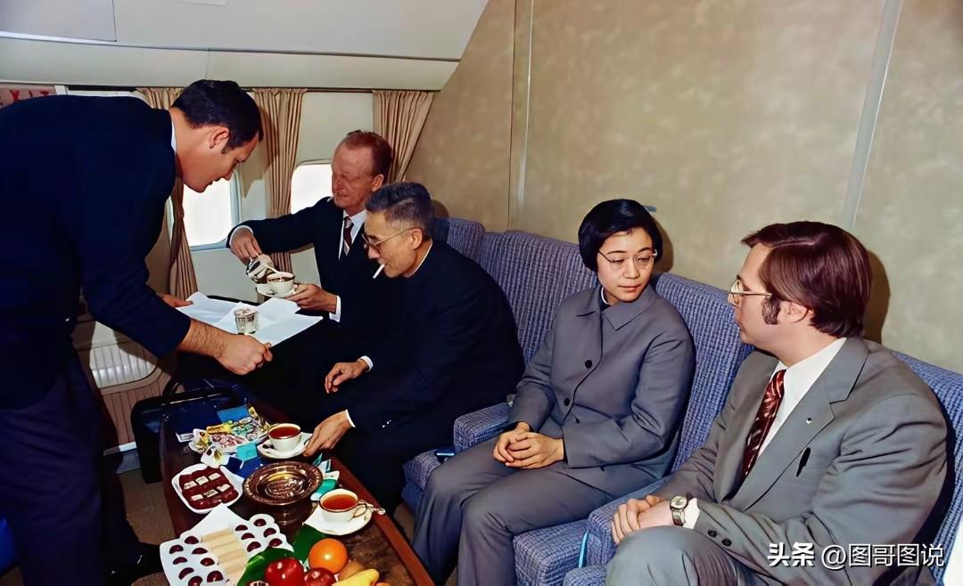 1972年尼克松访华时，他的专机空军一号内坐在右二的那名女性工作人员，你完全想象