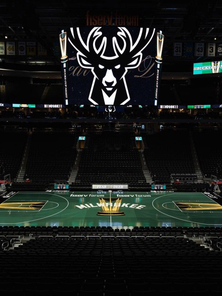【强烈的压迫感！雄鹿官方晒出了明天NBA杯比赛的球场涂装！】        雄鹿