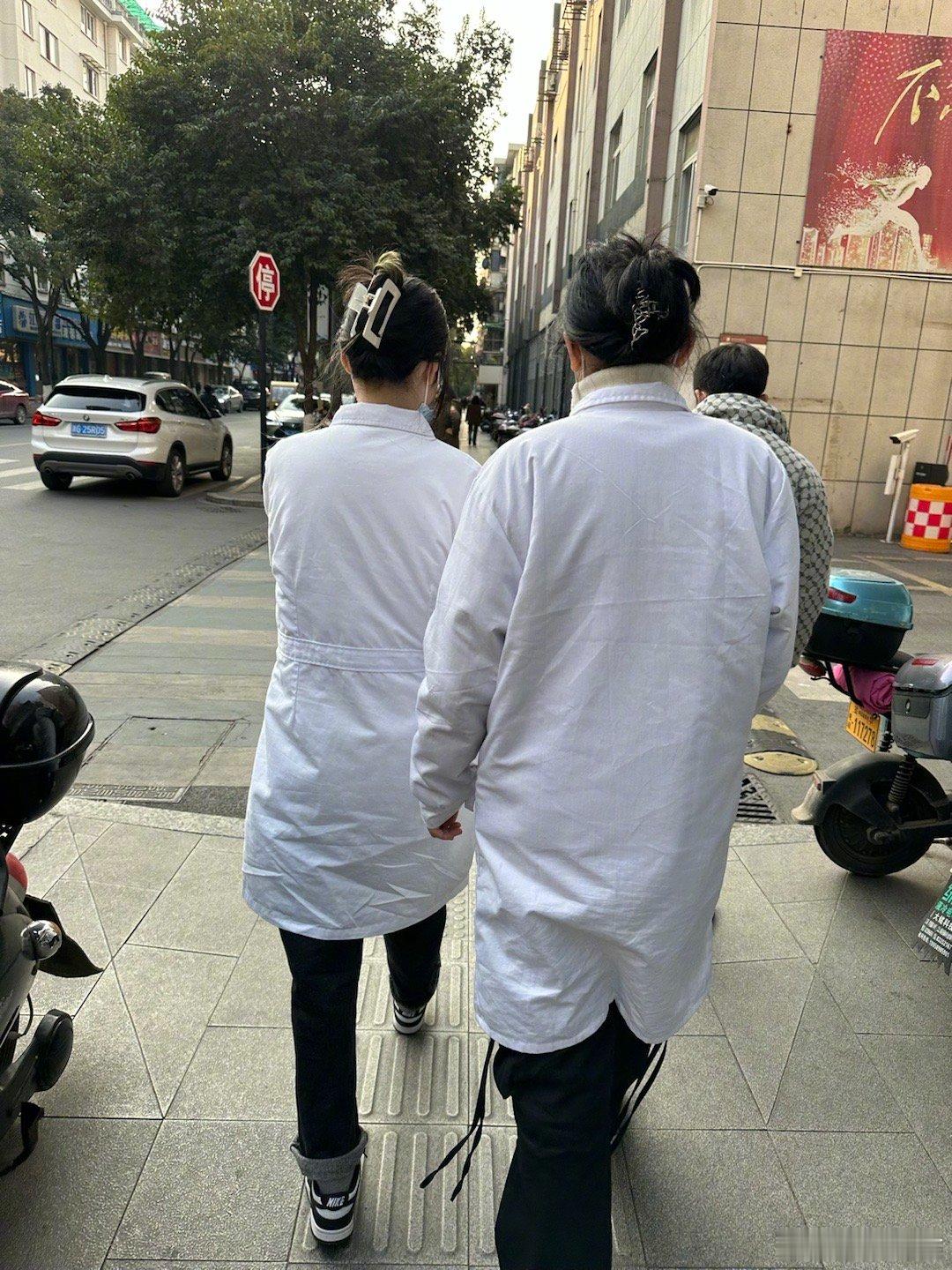刚刚，在医院附近的街上，远远就看到两个姑娘穿着医生白大褂在晃悠。从走路神态看，一