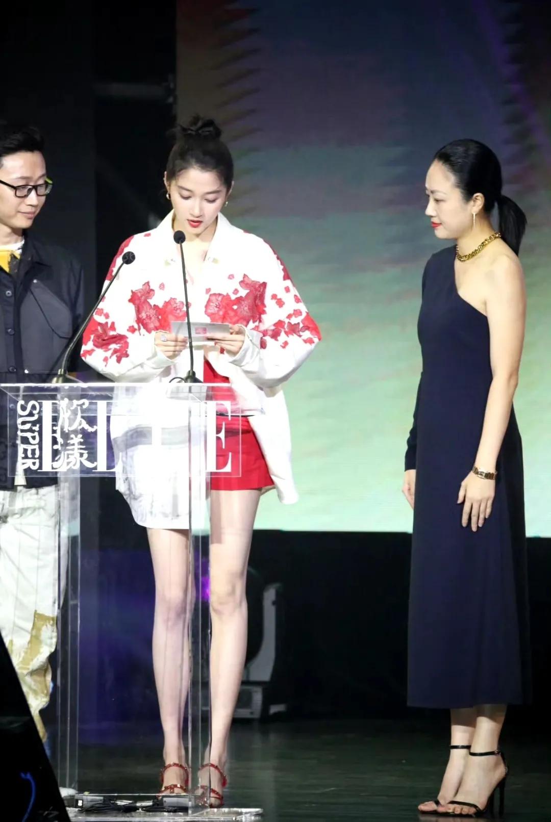 问题到底出在哪？20多岁的晓彤还没有旁边中年大姐来的有魅力！

经常能看到一个关