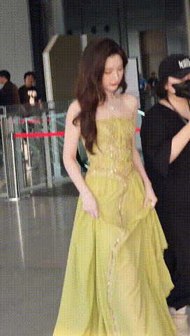 毛晓彤完全甜妹来的毛晓彤真的从头到尾都是甜妹挂，白玉兰这身嫩黄抹胸长裙太适配她，