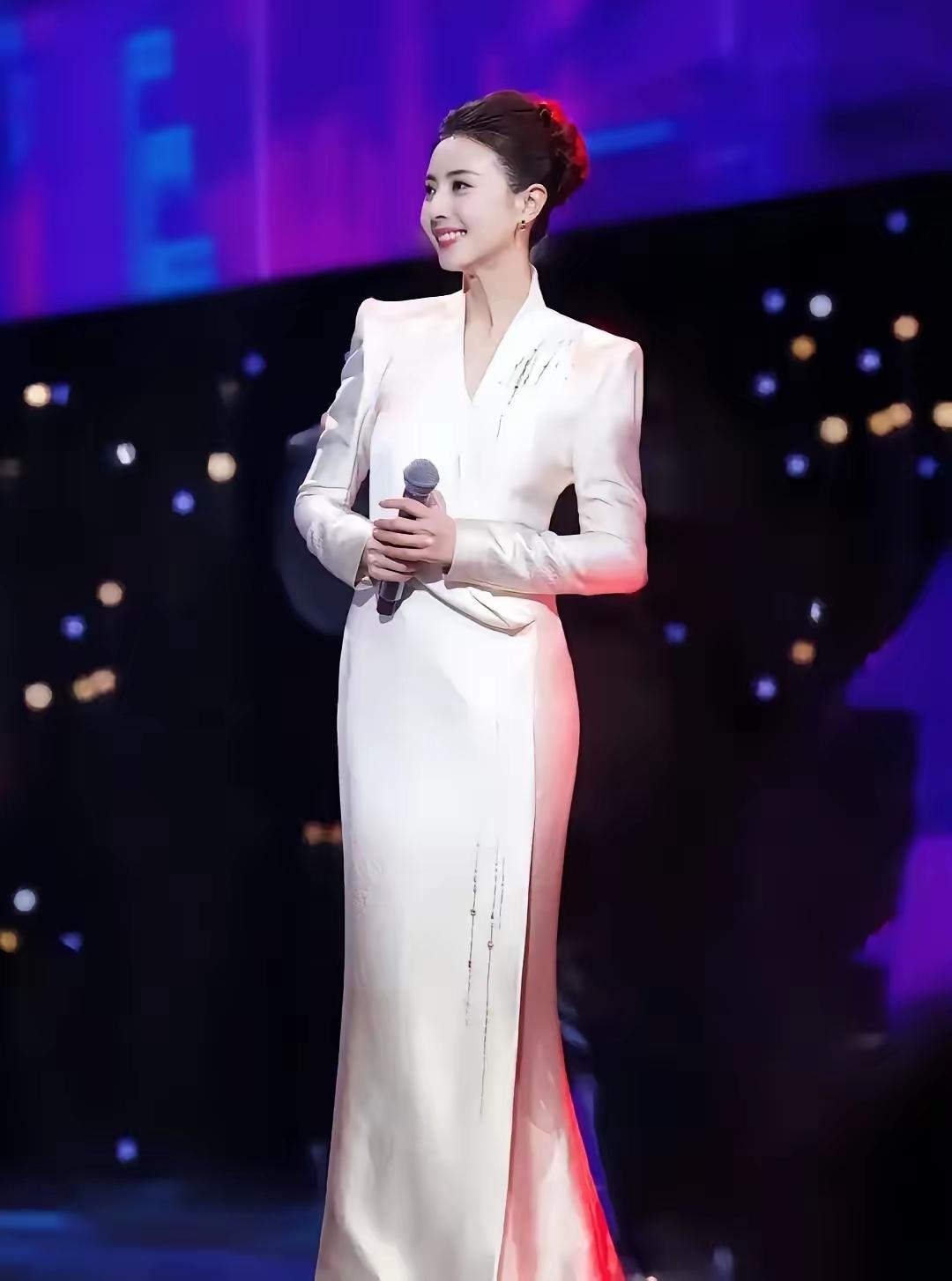 央视最美的主持人之一
你们认识她吗？
她的身材很玲珑有致，她的笑容格外有感染力，