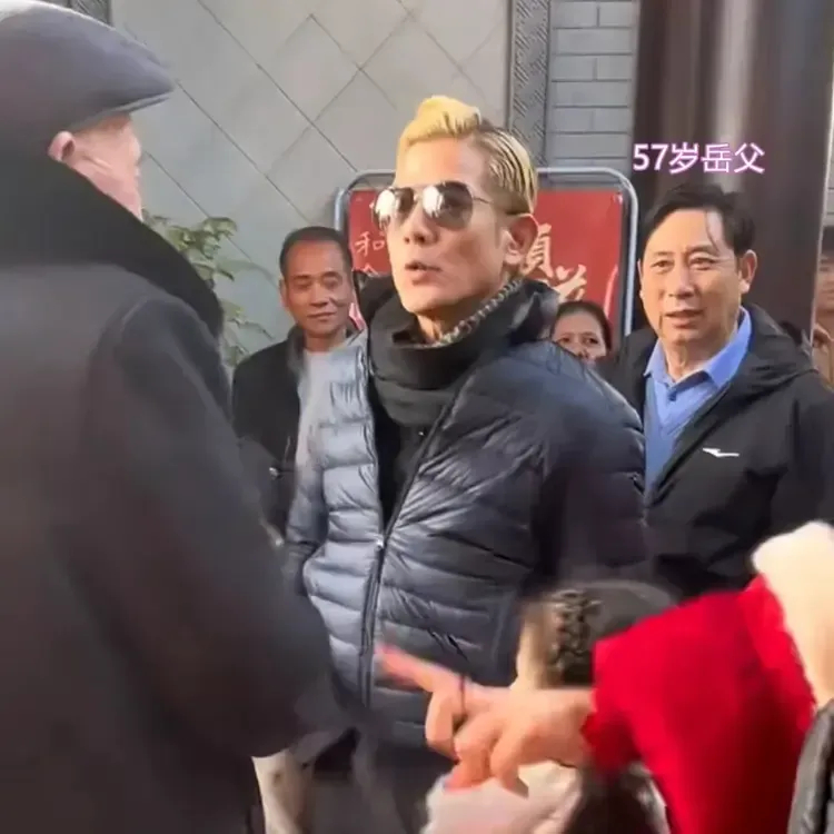 好奇郭富城是怎么称呼他岳父的？如果叫爸吧，感觉不太合适，毕竟郭天王虽然保养得当，