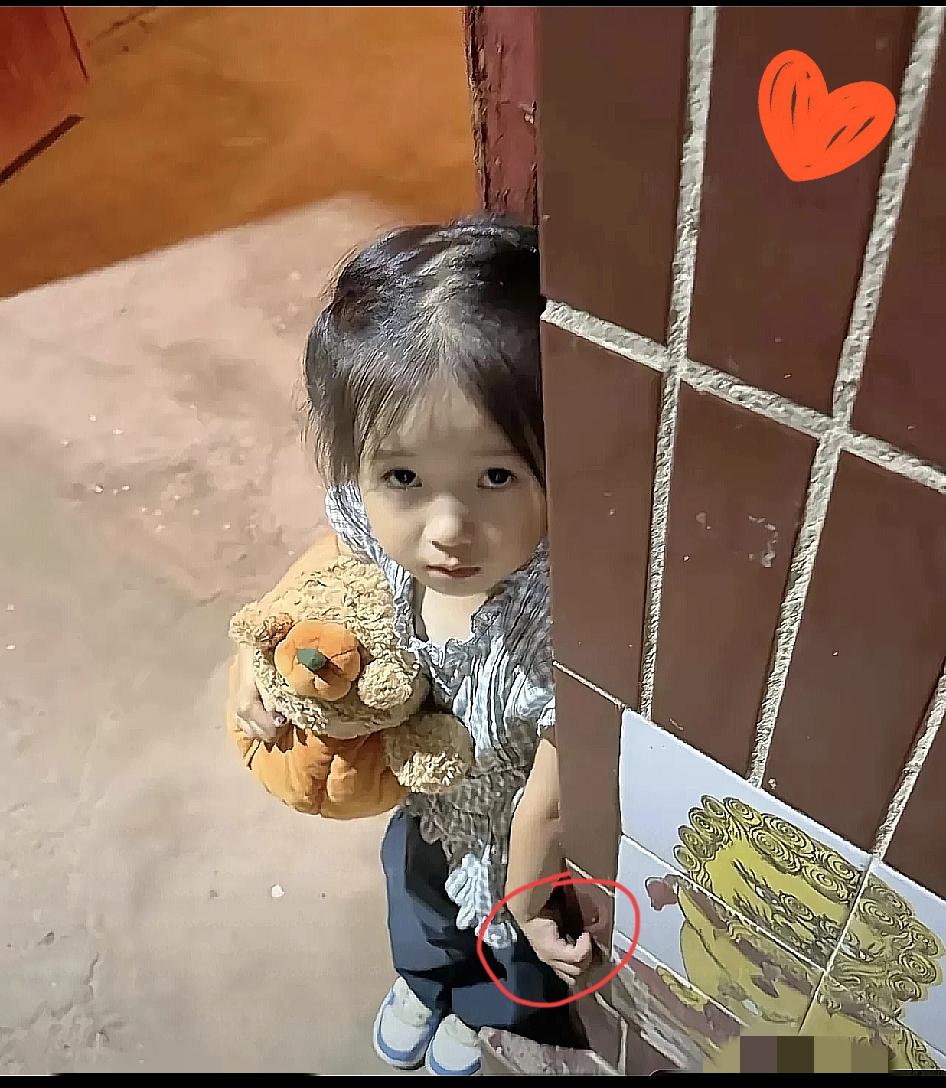 对门邻居家的小女孩，才两岁多一点，爸妈离婚了，她判给了爸爸。白天爸爸上班，她一个