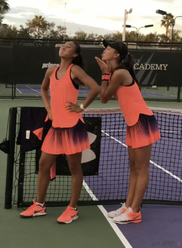 网坛帅哥美女们小时候在一起的照片球员们都是年少成名，很多球员都是从青少年时期开始