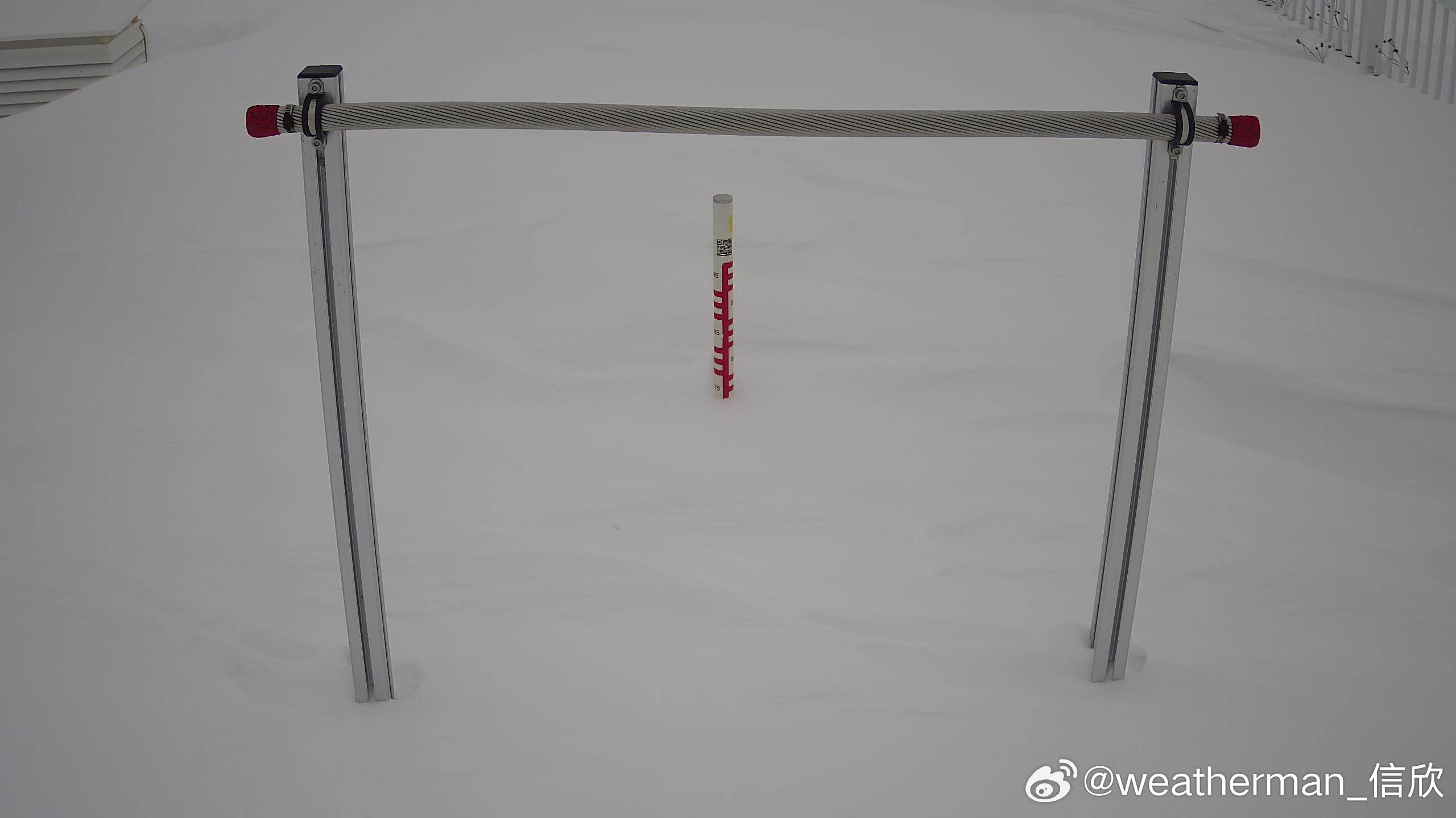 【满洲里积雪破纪录】今天凌晨满洲里出现降雪，并且伴随大风。雪不大，但风很大。可能