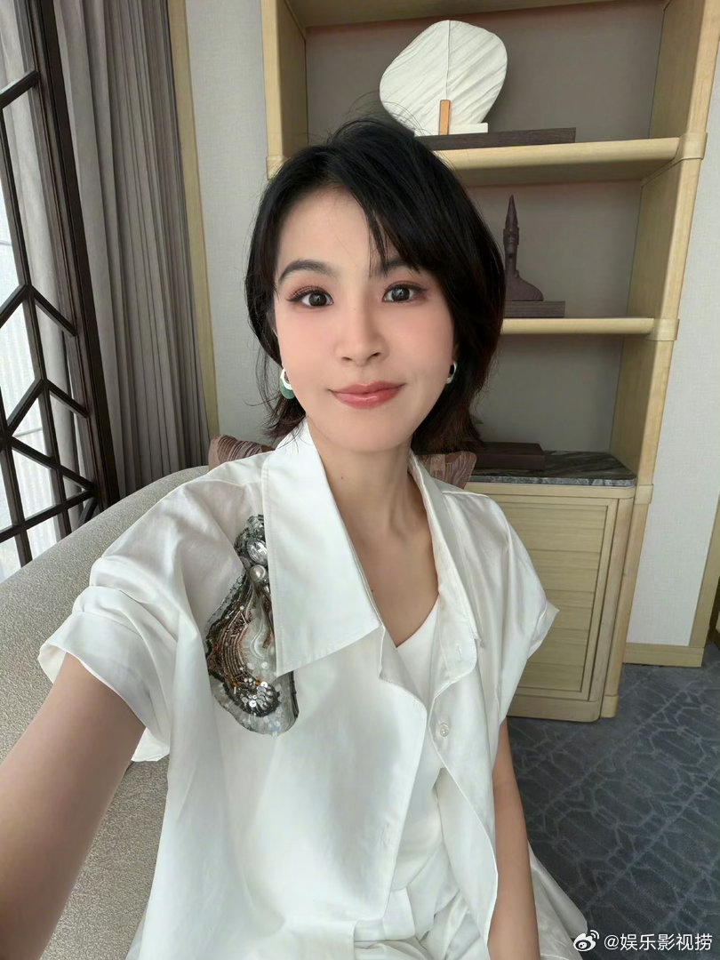 曾沛慈长沙演唱会上架她走过漫长的音乐路，如今带着《礼物》来到长沙。演唱会上架，是