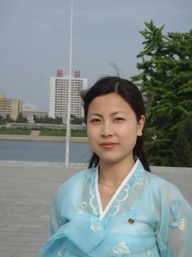 和朝鲜女孩谈恋爱还挺有门道。以前朝鲜女孩20岁左右就谈婚论嫁，现在一些家境好的平